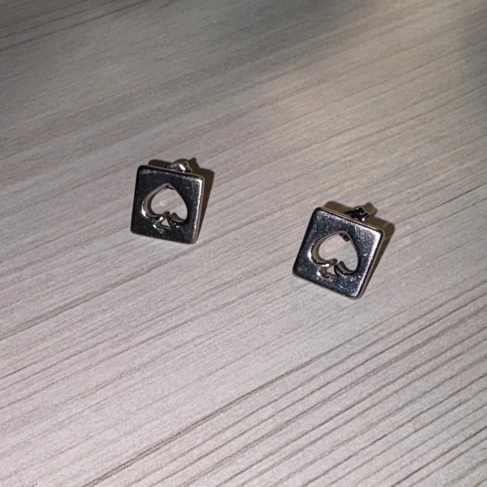 Kate Spade VINTAGE Silver Spade Earrings - Picture 4 of 4